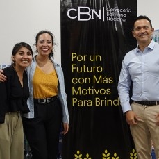 CBN continúa apoyando en la lucha contra incendios donando más de 30 mil botellas de productos hidratantes para bomberos y afectados.