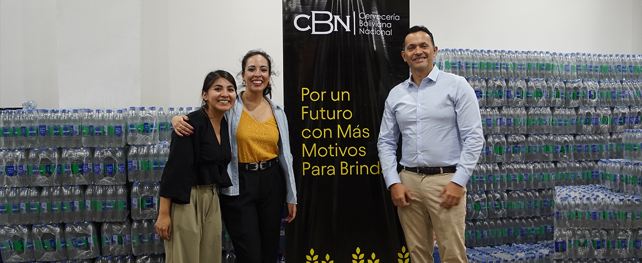 CBN continúa apoyando en la lucha contra incendios donando más de 30 mil botellas de productos hidratantes para bomberos y afectados.